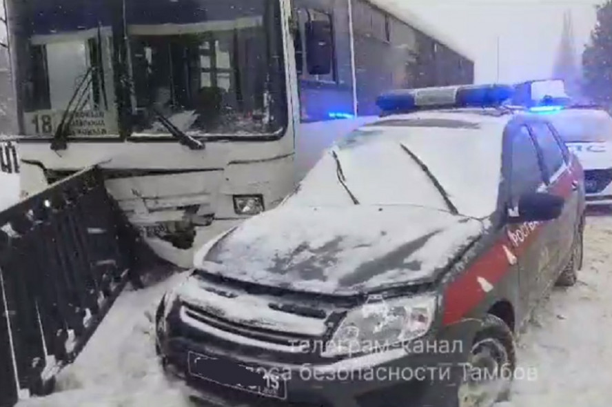 В Тамбове в результате ДТП автобус врезался в пешеходное ограждение
