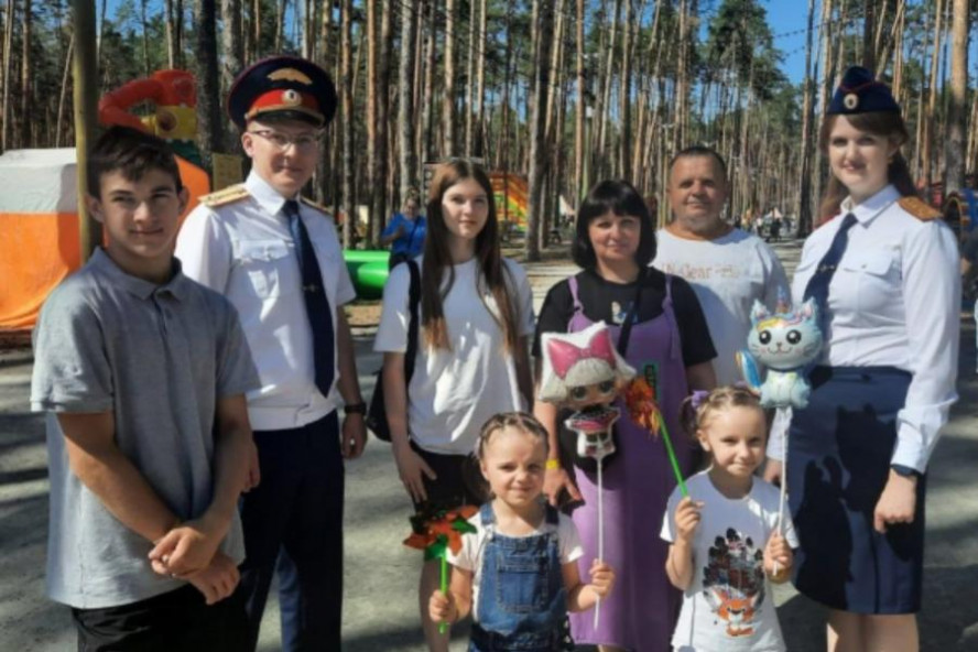 Тамбовские следователи устроили праздник для многодетной семьи, взявшей на воспитание двух девочек из ДНР