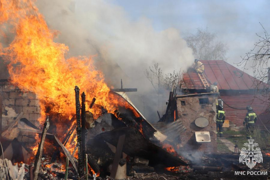 В Донском загорелись два жилых дома и сараи
