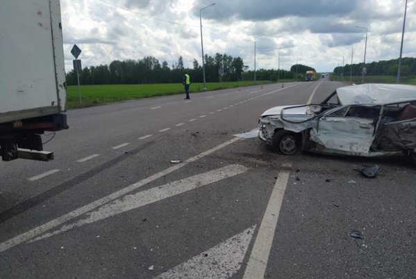 Водитель "копейки" погиб после столкновения с грузовиком