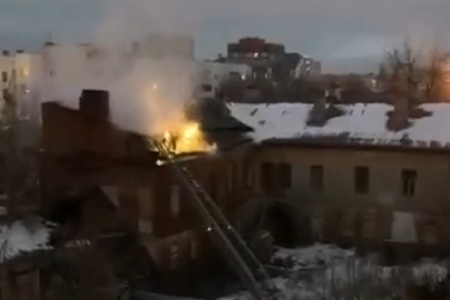 В Тамбове при тушении пожара в трехэтажном доме спасли двух человек
