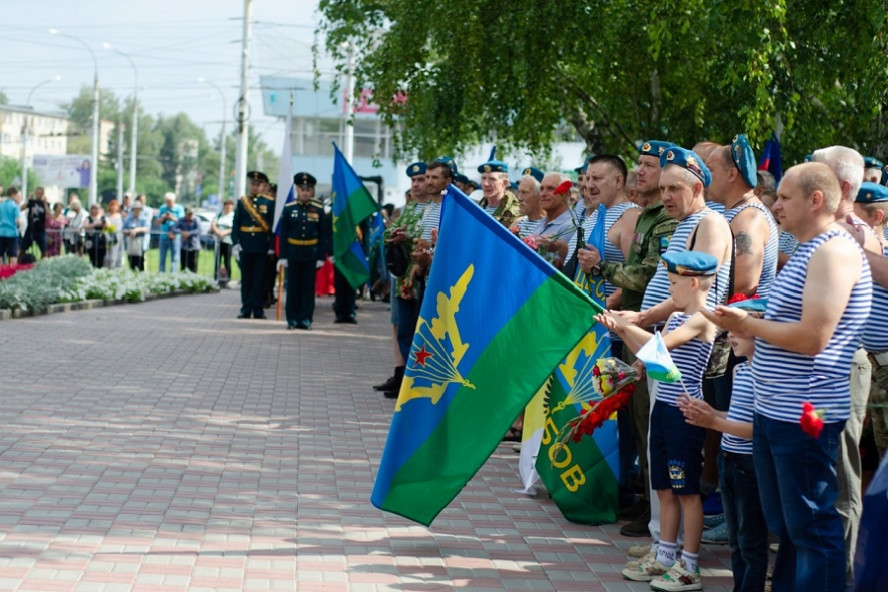 В Тамбове состоялся митинг-концерт, посвященный 93-й годовщине образования воздушно-десантных войск