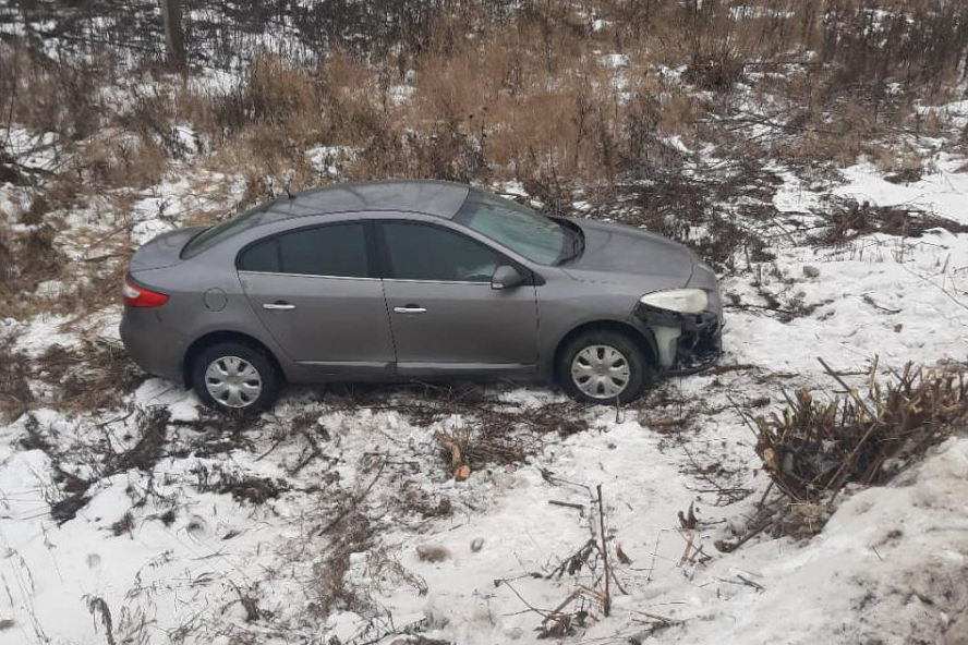 В Мичуринском районе автомобиль "Renault Fluence" слетел с трассы в кювет