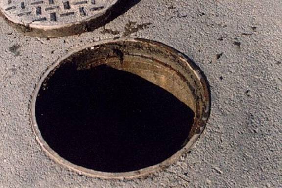 В Тамбове жители жалуются на запах из канализации