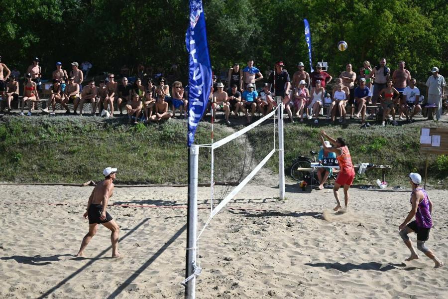 На "Кубке Мучкапа" в Тамбовской области играют в пляжный волейбол почти 100 команд со всей страны