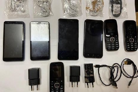 В тамбовскую колонию пытались перебросить семь мобильных телефонов