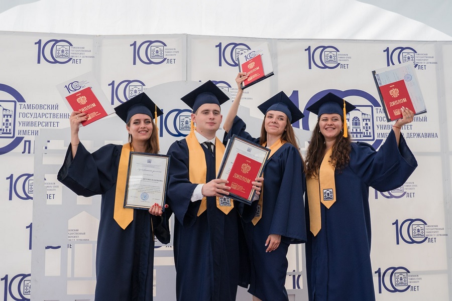 Более 2500 выпускников получили дипломы Державинского университета
