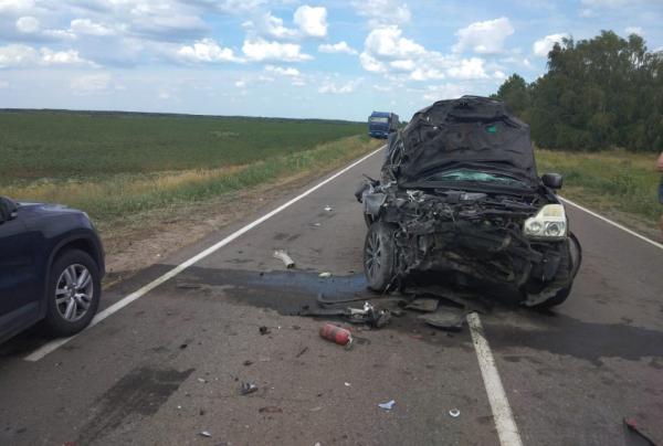 В Уваровском районе иномарка протаранила грузовик: трое пострадали