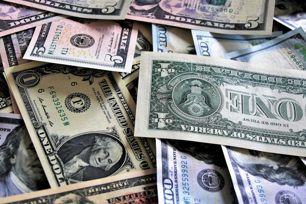 Курс доллара превысил 117 рублей на открытии торгов