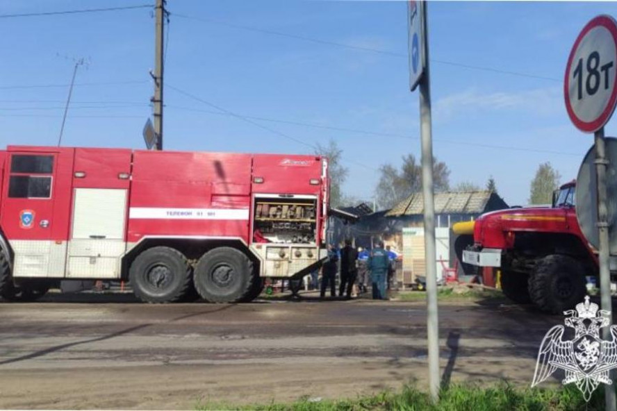 В Моршанске росгвардейцы эвакуировали пенсионерку из дома, возле которого загорелся торговый павильон