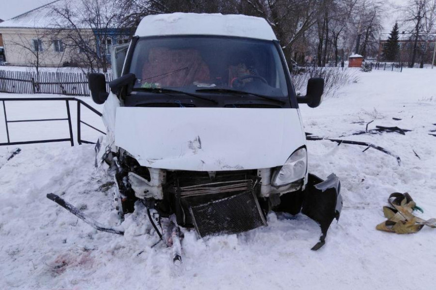 В Уваровском районе водитель "ГАЗели" вылетел с дороги и  врезался в забор