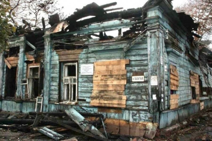 Руины деревянного дома на улице Базарной продают за 1 рубль