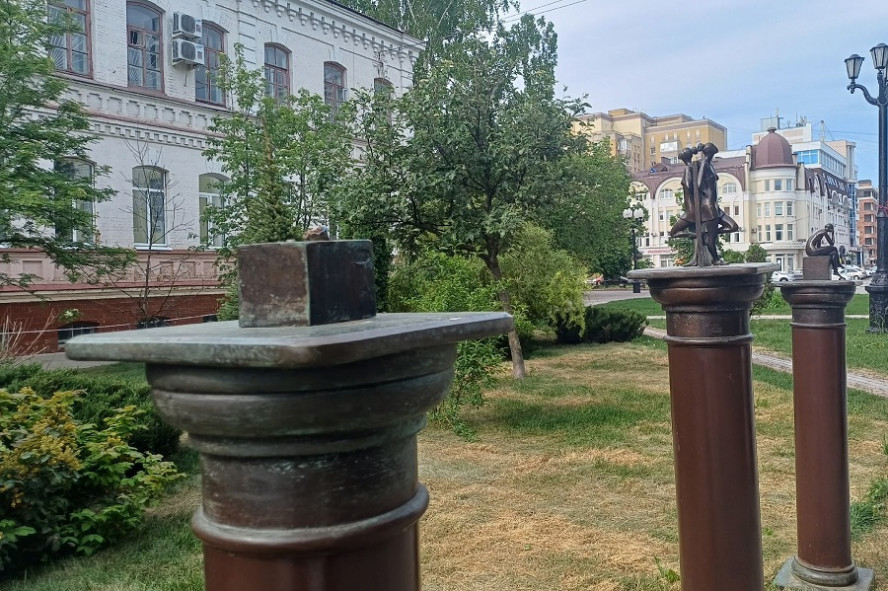 Из Державинского сквера украли одну из бронзовых статуэток 