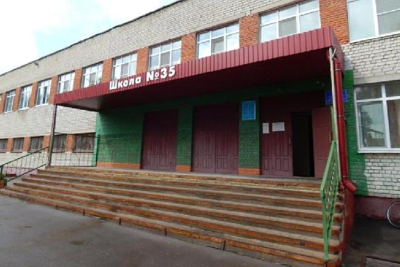 На территории школы № 35 в Тамбове демонтируют аварийно-опасное здание