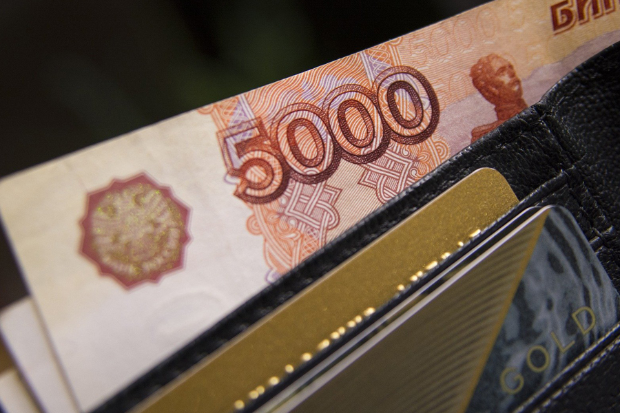 Россияне пожаловались на сохранение "карантинных" зарплат