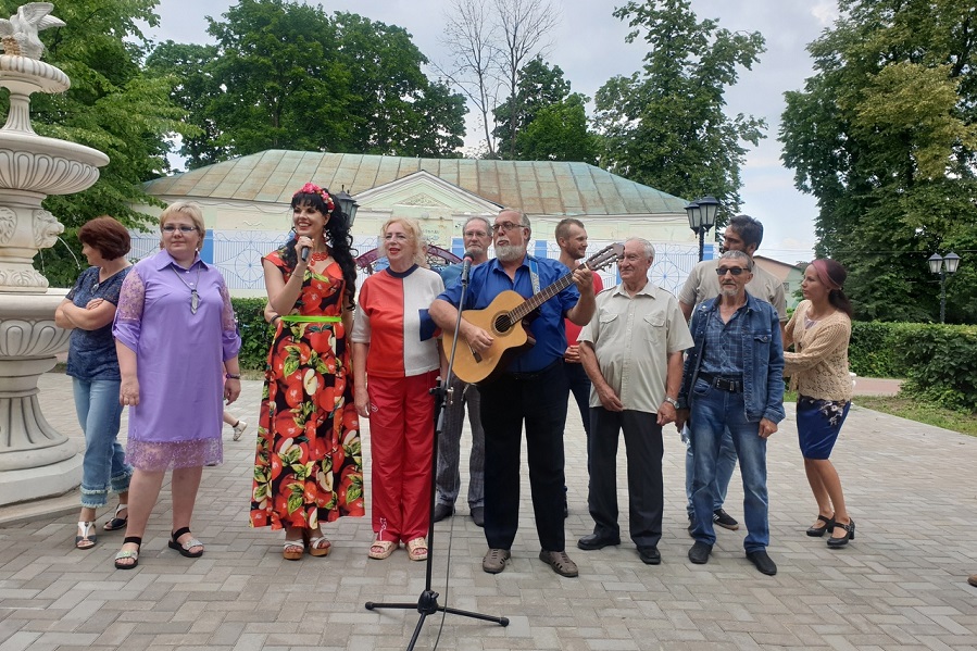 Руководитель народного ансамбля "В Мире Танца" выступила на "поэтическом пикнике"