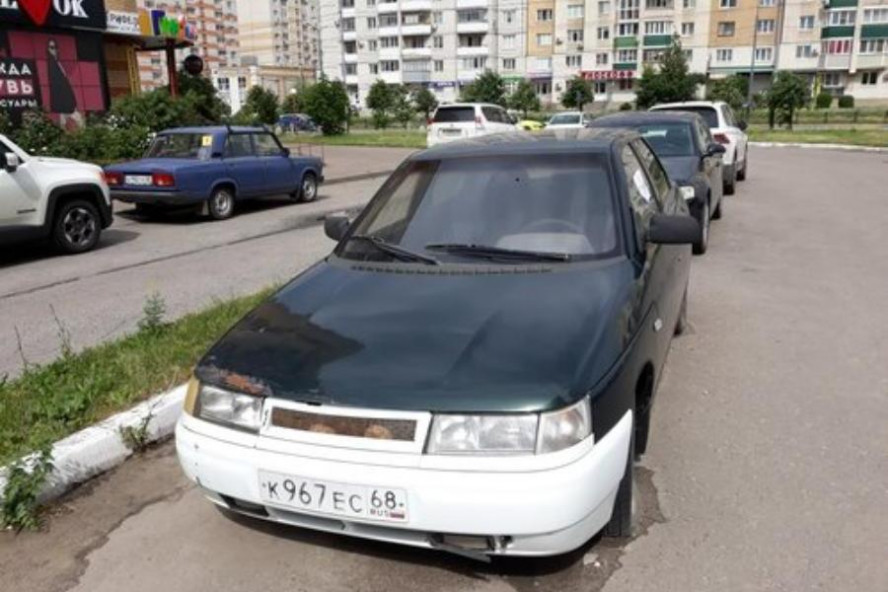 В Тамбове требуют убрать брошенный автомобиль на улице Чичерина