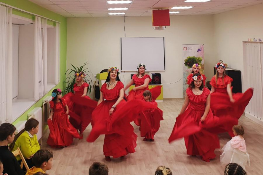 Народный ансамбль "В Мире Танца" провел творческий вечер в детской библиотеке Мичуринска