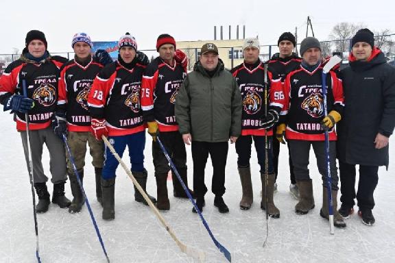 Максим Егоров открыл областной фестиваль по хоккею с мячом в валенках