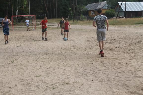 Сотрудники транспортной полиции сыграли в футбол с отдыхающими детского лагеря