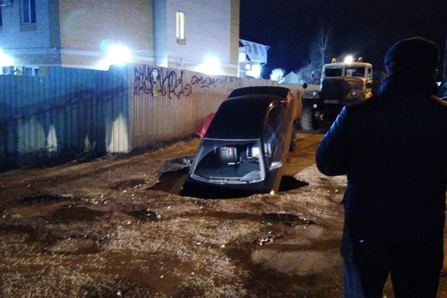 В Тамбове на улице Фабричной в огромную яму провалился легковой автомобиль