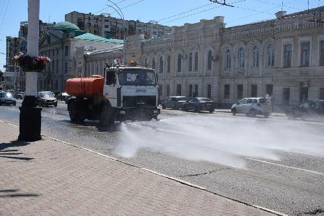 В Тамбове поливальные машины вышли на бой с жарой