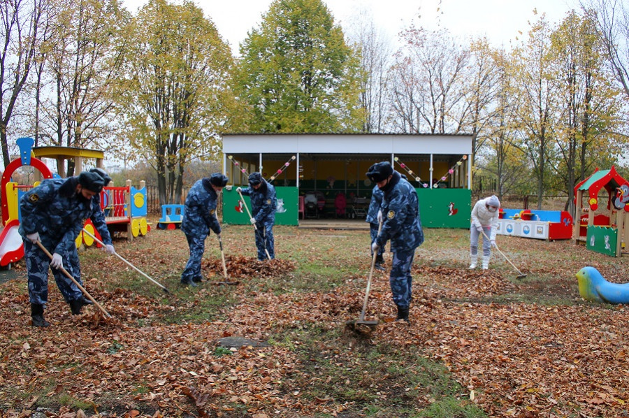 Сотрудники УФСИН провели уборку территории у Тамбовского дома ребенка
