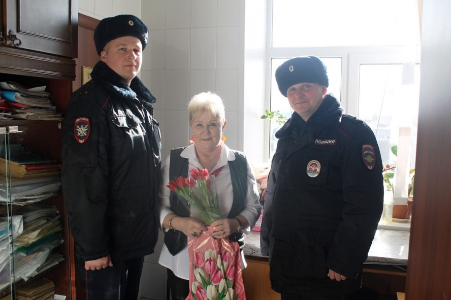 Мичуринские транспортные полицейские поздравили женщин с 8 Марта