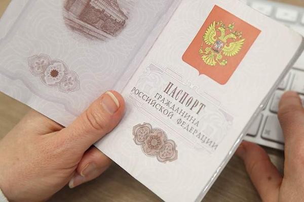 Стал известен порядок замены бумажного паспорта на смарт-карту