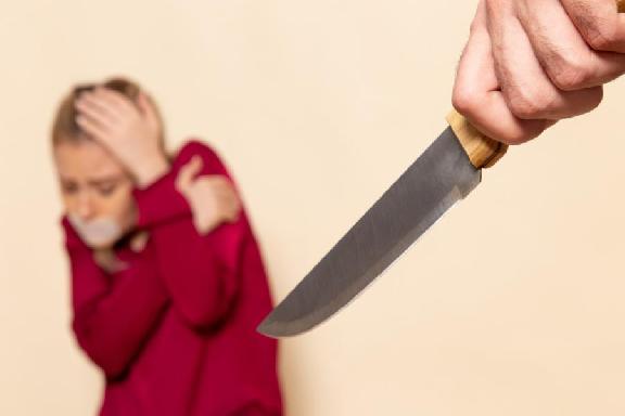 В Тамбовской области мужчина палкой избил супругу и ударил ножом ее сестру