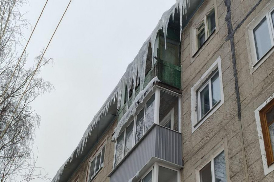 Жильцы многоэтажки на улице Николая Вирты не разрешают УК сбивать сосульки с крыши