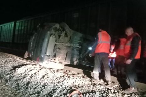 В Тамбовской области на железнодорожном переезде грузовой поезд столкнулся с иномаркой