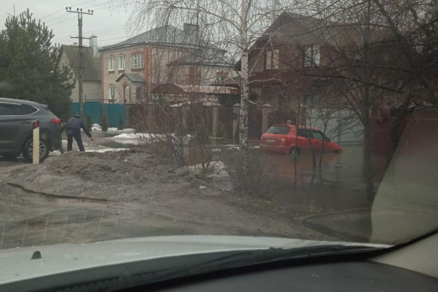 Сильный ночной дождь затопил дворы в микрорайоне Радужный