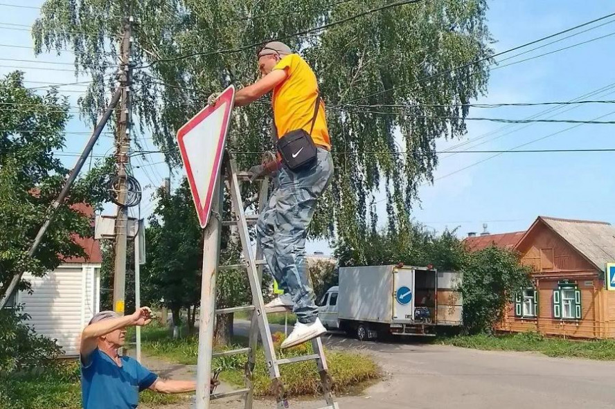 В Тамбове обновляют дорожные знаки у школ и детских садов