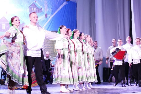 Ансамбль песни и танца "Ивушка" собрал полный зал зрителей в Котовске