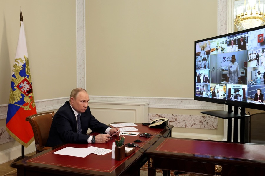 Владимир Путин заявил о необходимости улучшения системы оплаты труда медиков