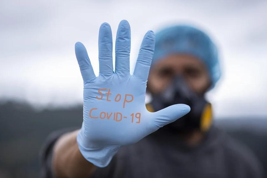 Уровень заболеваемости коронавирусом в России снизился на 41,9 %