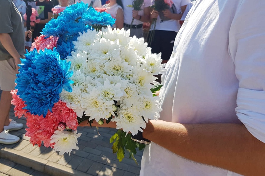 В Тамбове раздавали хризантемы в цвете триколора ко Дню флага