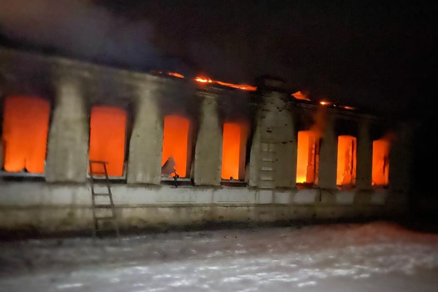 В Ржаксинском районе ночью сгорела школа