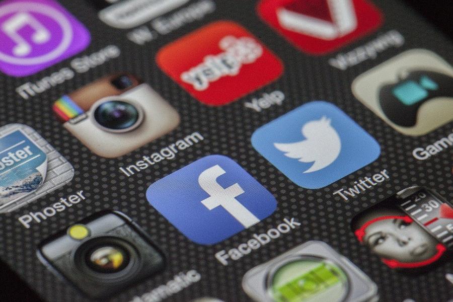 Госдума приняла закон о блокировке соцсетями запрещенного контента
