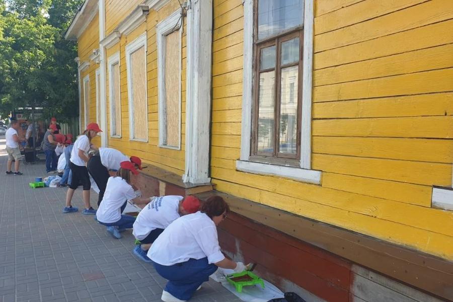 Тамбовские волонтёры помогли в ремонте фасада объекта культурного наследия