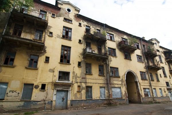 Жители Первомайского района вынуждены жить в аварийном доме
