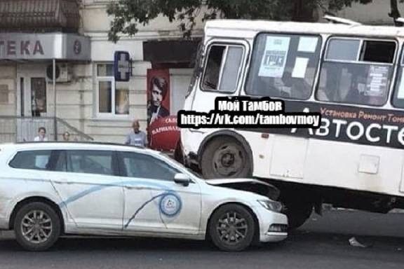 Авария в центре Тамбова стала предметом шуток в соцсетях