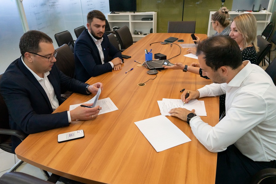 Державинский подписал соглашения о сотрудничестве с ведущими IT-компаниями региона