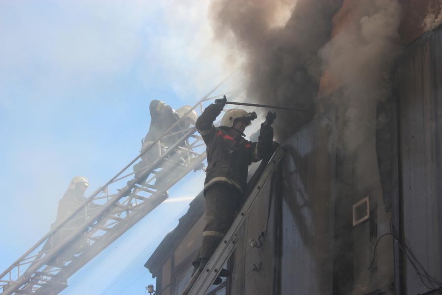 В Тамбовском районе из-за ночного пожара в многоэтажке эвакуировали 22 человека