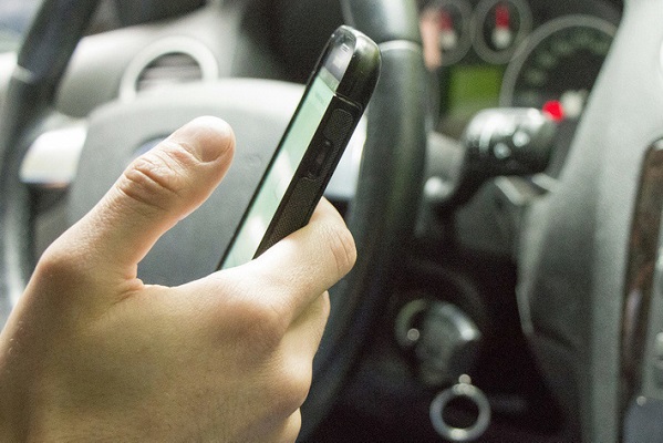 Штраф за пользование телефоном за рулём предложили увеличить почти в 7 раз