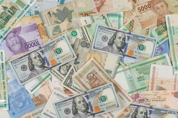 Путин разрешил банкам остановить операции в валюте стран, заморозивших их активы