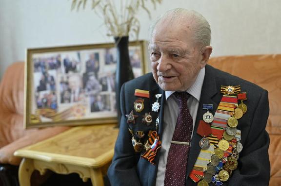 Глава региона подарил тамбовскому ветерану Великой Отечественной войны настенные часы