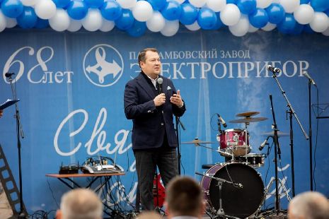 Максим Егоров вручил лучшим тамбовским работникам авиационного приборостроения региональные награды