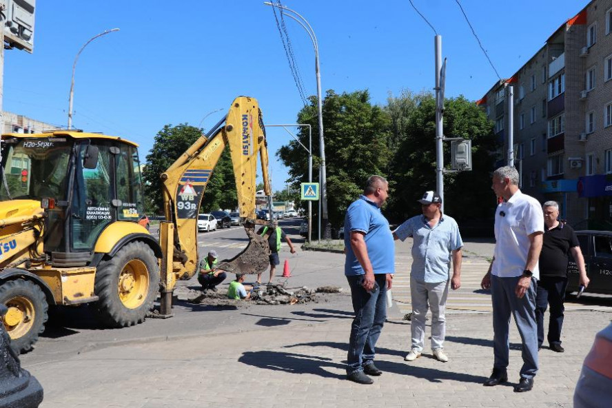 Глава Уварова проверил ход работ по благоустройству города